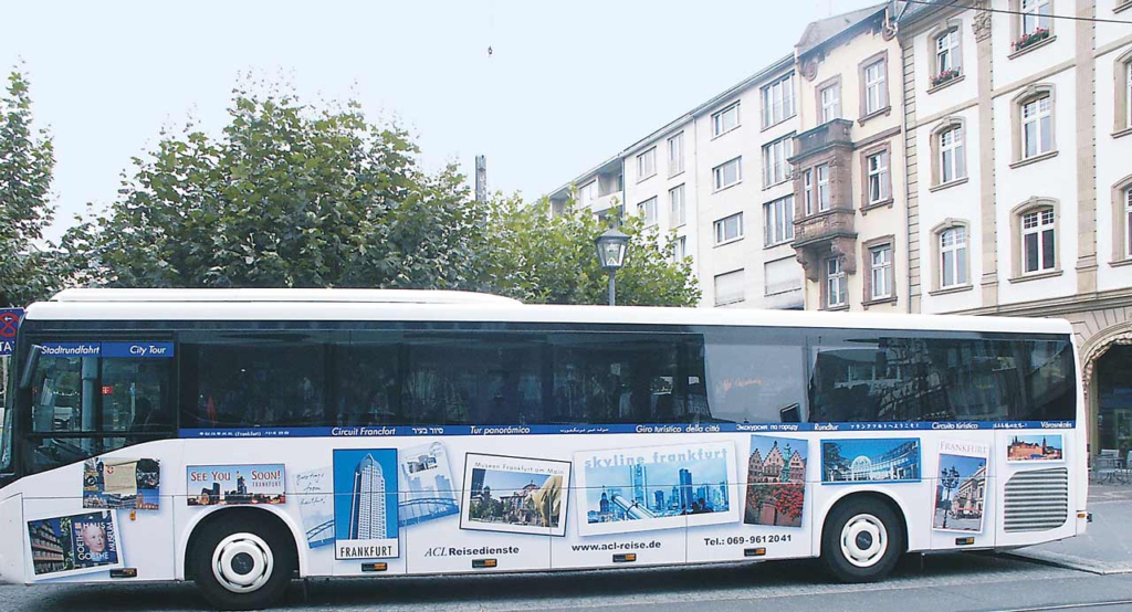 Stadtrundfahrtenbus mit Postkartenbeklebung aus Frankfurt am Main